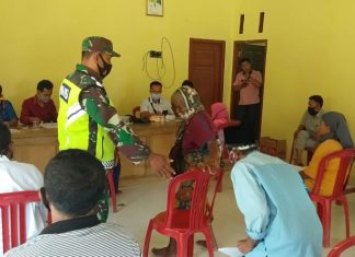 Babinsa Kawal dan Dampingi Langsung Penyaluran BST di Kampung Gunung Tapa Ilir