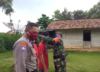 Babinsa dan Babinkamtibmas Bersinergi Himbau Warga Agar Pakai Masker.