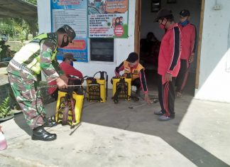 Serda Madsudin Bersama Aparatur Desa Semprot Desinfektan di Balai Desa Jaya Sakti.