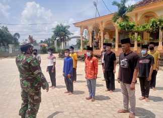 Sertu Ngadino Tanamkan Disiplin Kepada Para Santi Dengan Latihan PBB di Ponpes Aliklas Banjar Margo