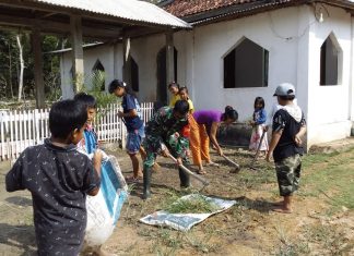 Babinsa Desa Muara Tenang Bersama Warga Gotong Royong Bersihkan Halaman Masjid