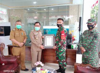 Dandim 0426 Tulang Bawang Serahkan Piagam Penghargaan Kepada Bupati Mesuji