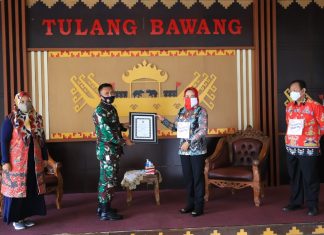 Ini Kata Dandim 0426 Saat Berikan Piagam Penghargaan kepada Bupati Tuba