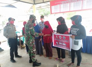 Babinsa Serda Masrianto Dampingi Penyaluran BLT- DD di Balai Kampung Sidoharjo TULANG BAWANG–Bantuan Langsung