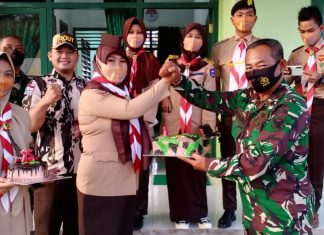 Pramuka Mesuji Beri Kado Bagi TNI