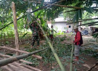 Babinsa Koramil 426-04/Banjar Agung Minta Warga Lestarikan Budaya Gotong Royong.