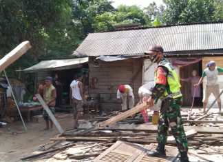 Babinsa Koramil 426-04/BA Gotong Royong Bongkar Rumah Warga