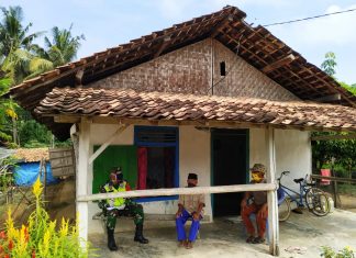 Babinsa Koramil 426-05 Penawar Aji Himbau Warga Jaga Kebersihan.