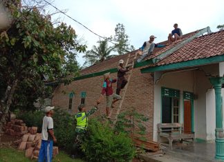 Sertu Sadali Gotong Royong Bantu Warga Turunkan Genting