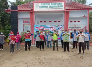 Babinsa Koramil 426-05 dan Kepala Puskesmas Penawar Aji Sosialisaikan STBM.