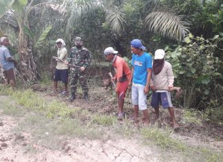 Serda Suhardi Markos Turun Langsung Bergotong Royong Beri Contoh Warga.