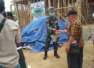 Sertu Roy Martin Bersama Warga Perbaiki Tempat Ibadah