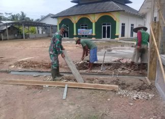 Babinsa Rawajitu Bergotong Royong Bangun Masjid.