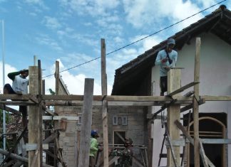 Babinsa Serka Slamet minta Agar Tradisi Gotong Royong Tetap di Lestarikan.