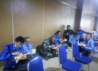 Usai Amankan Pilwabup Mesuji, Danramil Tak Segan Duduk Dan Makan Bersama Camat Se Mesuji