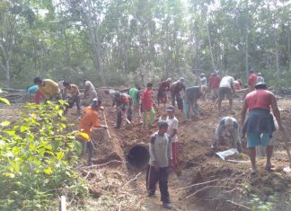 Serda Suranto Gotong Royong Bersama Warga Pasang Gorong- gorong.