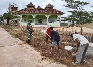 Babinsa Koramil Mesuji Motori Gotong Royong di Desa Adi Luhur