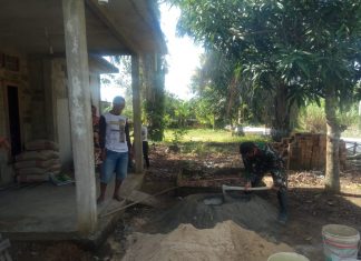 Serda Rahmat Gotong Royong Perbaiki Rumah Warga.