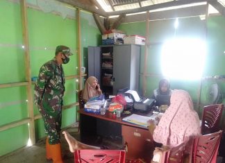 Babinsa Bantu Pendataan Data Kependudukan di Desa Sidang Makmur