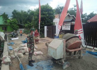 Babinsa Koramil Mesuji Kawal Pembangunan di Desa Gedung Ram