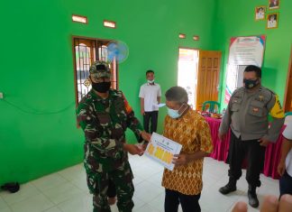 Babinsa Koramil 426-05 Penawar Aji Kawal Penyaluran BLT- DD