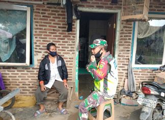 Babinsa Koramil Penawar Aji Komsos dengan Warga di Duto Yoso Mulyo