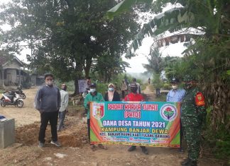 Sertu Jainal Panani Babinsa Koramil Banjar Agung Pendampingan Padat Karya Tunai di Banjar Dewa