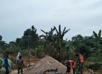 Babinsa Koramil Mesuji Bersinergi Awasi Pembangunan Desa Bersama Babinkamtibmas dan Aparatur Desa