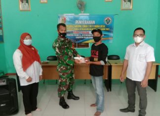 Serma Sukardi Kawal Pembagian BLT- DD di Kampung Trimulya Jaya