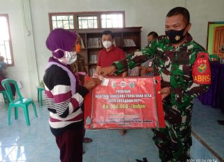 Babinsa Koramil Menggala Kawal Penyaluran BLT- DD di Kagungan Rahayu.