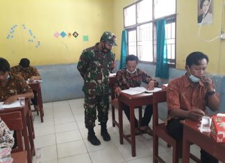 Sertu J Panani Melaksanakan Pendampingan dan Pengawasan Ujian Tertulis dan Interview Calon Perangkat Kampung Banjar Dewa
