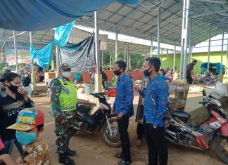 Babinsa Koramil Mesuji, Tak Kenal Lelah Ingatkan Protkes Kepada Warga.