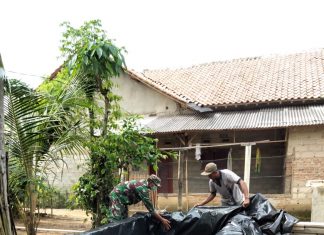 Babinsa Penawar Aji Bantu Warga Siapkan Tempat Beternak Ikan.