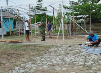 Babinsa Mesuji Bantu Warga Dirikan Posko Covid-19 di Panca Warna