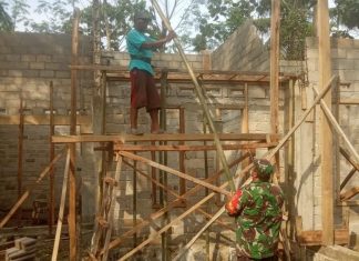 Koptu Purwoko Memotori Warga Bergotong Royong Membangun Rumah