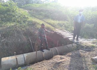 Babinsa Koramil 426-04/Banjar Agung Bersama Aparatur Kampung Cek Lokasi Pembangunan Jembatan