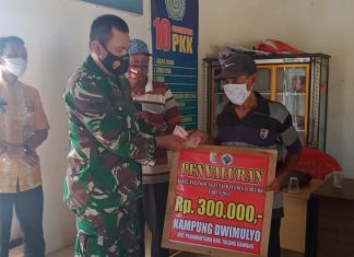 Babinsa Koramil Banjar Agung Tekankan Warga Patuhi Prokes Pada Penyaluran BLT