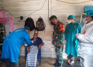 Babinsa Koramil Penawar Aji Dampingi Petugas Medis Lakukan Tracking Warga Terindiksi Terpapar Covid-19