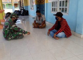 Babinsa Koramil Rawajitu Blusukan Ingatkan Prokes Kepada Warga di Sungai Buaya