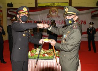 Dandim 0426 Tuba Potong Tumpeng Utuk HUT Bhayangkara ke-75 di Polres Tuba
