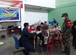 Babinsa Koramil Menggala Kawal Vaksin Massal di Kampung Adiwarna