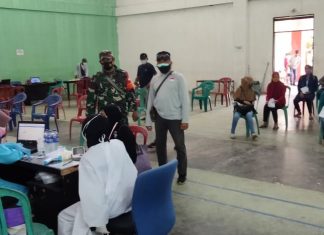 Babinsa Koramil Banjar Agung Kawal dan Dampingi Imunisasi Tahap ke-2 di Penawartama