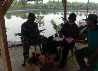 Babinsa Koramil Rawajitu Tak Bosan Ingatkan Warganya Terapkan Prokes