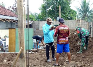 Meringankan Beban Warga Babinsa Serda Ludin Maldini Gotong Royong Membantu Buat Rumah Warga