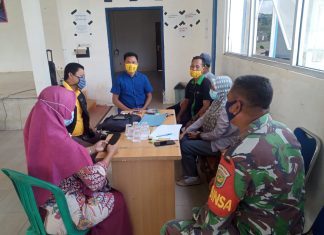 Babinsa Simpang Pematang Ajak Warga Pasang Umbul- umbul Memeriahkan HUT RI