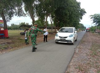 Babinsa Koramil Banjar Agung Turun Jalan Ingatkan Prokes Kepada Warga.
