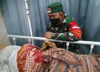 Wujud Kepedulian Babinsa, Serka Ngadino Jenguk Warga Masyarakat Binaan Yang Sakit