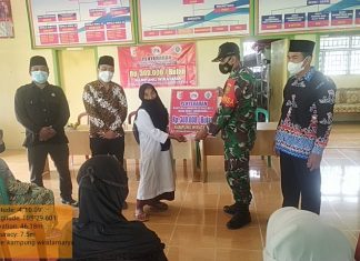 Serka Susilo Babinsa Koramil Banjar Agung Pantau Penyaluran BLT DD di Kampung Wira Tama