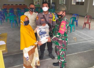 Babinsa Koramil 426-01 Simpang Pematang Dampingi Penyaluran Bantuan Pangan Non Tunai di Mukti Harapan