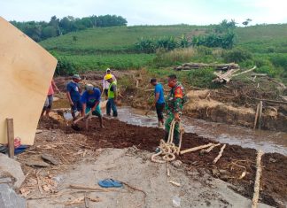 H-4 Pra TMMD 112 di Gunung Tapa Ilir Warga Bergotong Royong Ratakan Tanah Timbunan